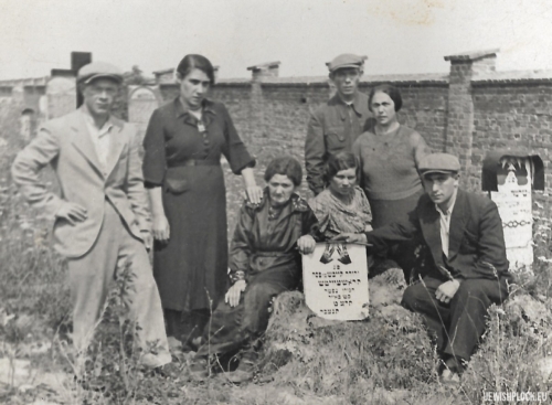 Rechma Krasiewicz with children at the grave of Lewek Krasiewicz 